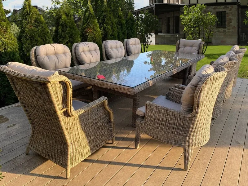 Ảnh bàn ăn 10 ghế kính cường lực hiện đại và dễ vệ sinh