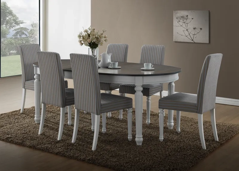 Bố trí phòng ăn với bàn bầu dục tạo không gian tiện nghi