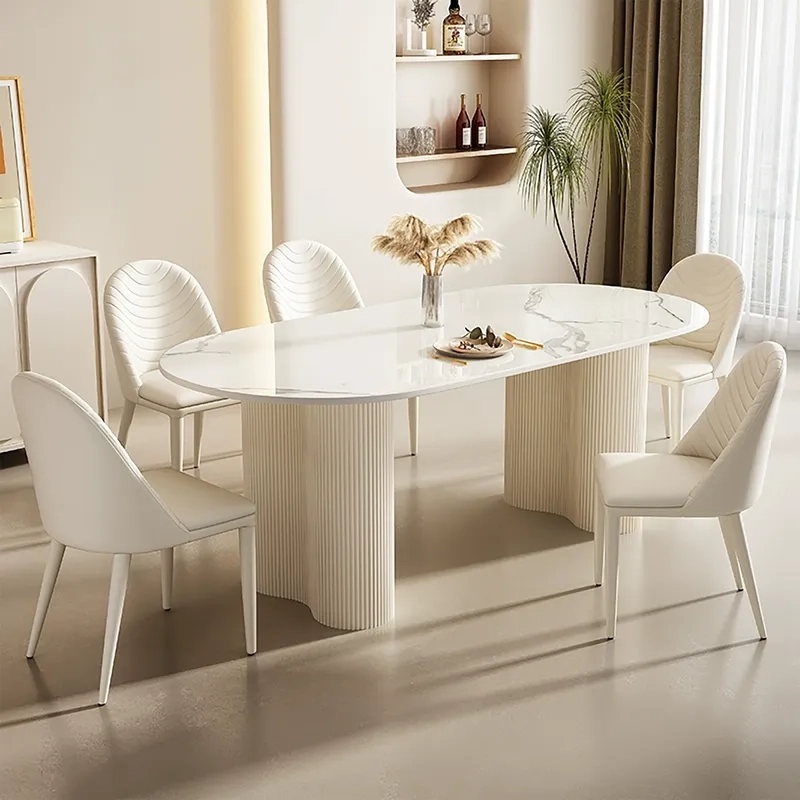 Bàn ăn chung cư hình tròn tạo cảm giác gần gũi cho gia đình