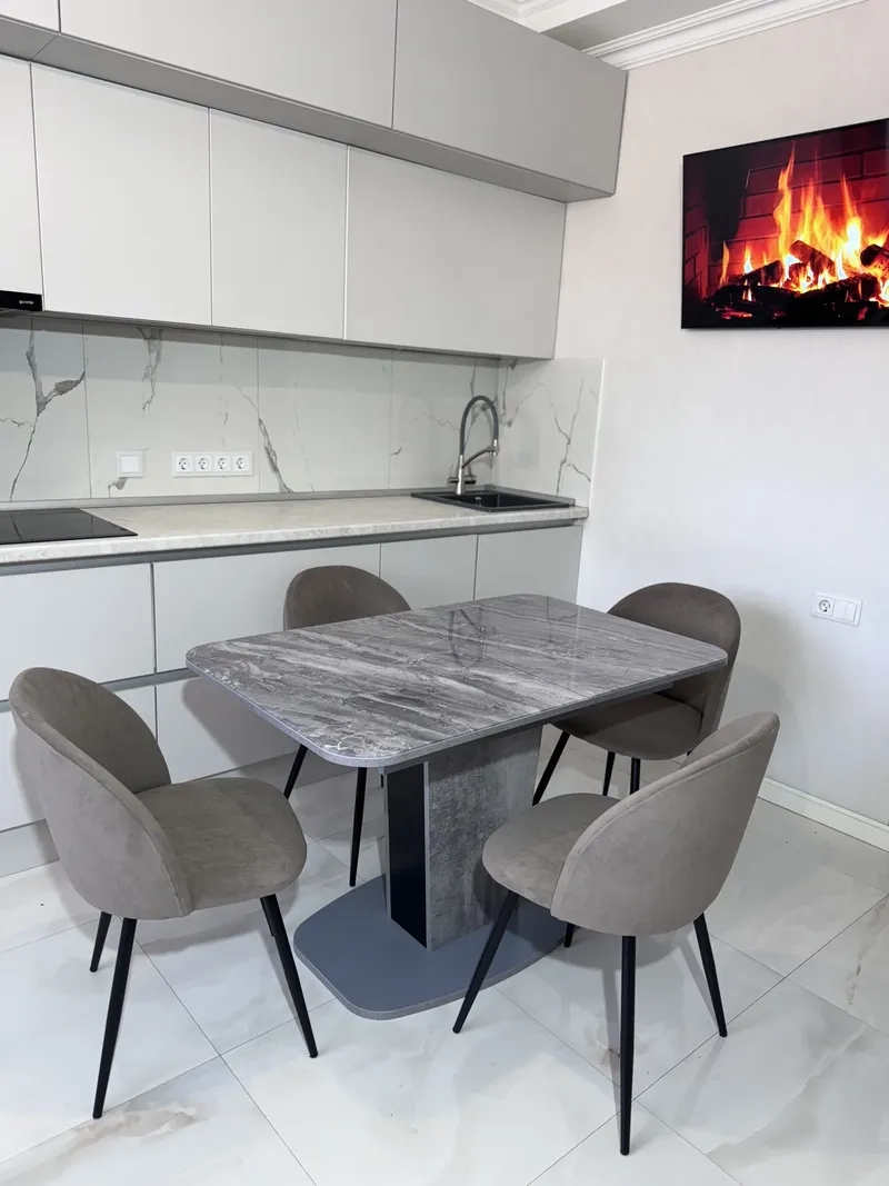 Ảnh bàn ăn chung cư tông tối sang trọng, ấm áp và huyền bí