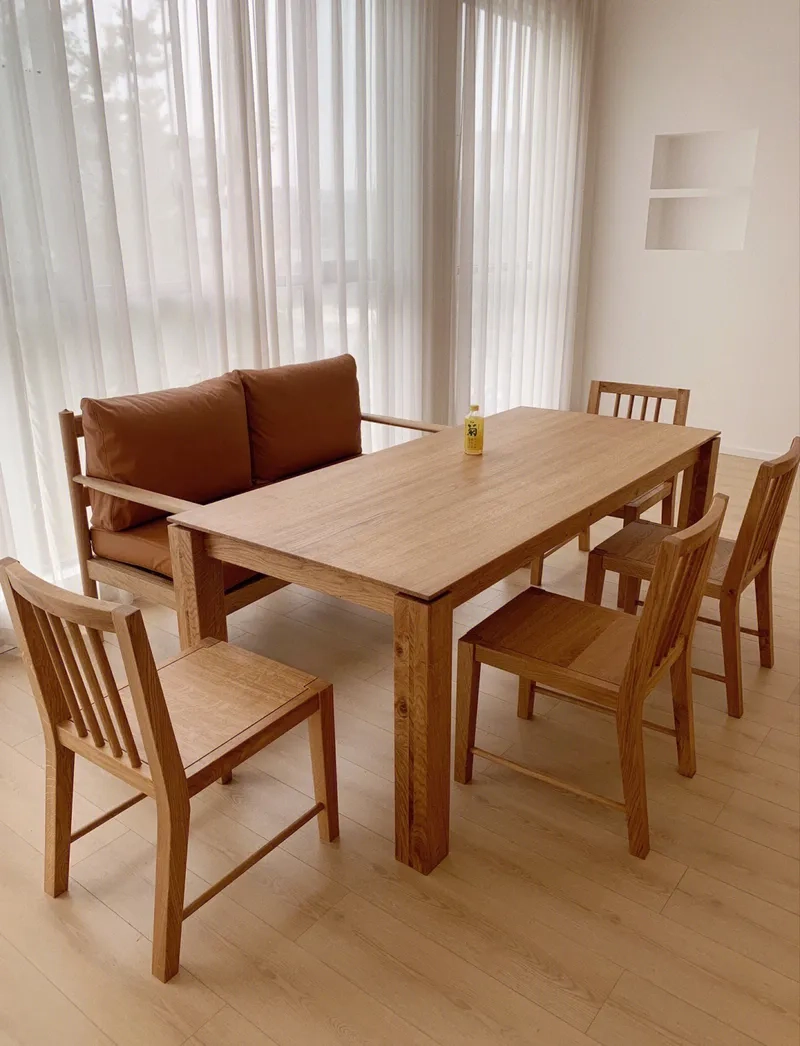 Mẫu bàn ăn gỗ hiện đại tạo không gian ấm cúng và tiện nghi