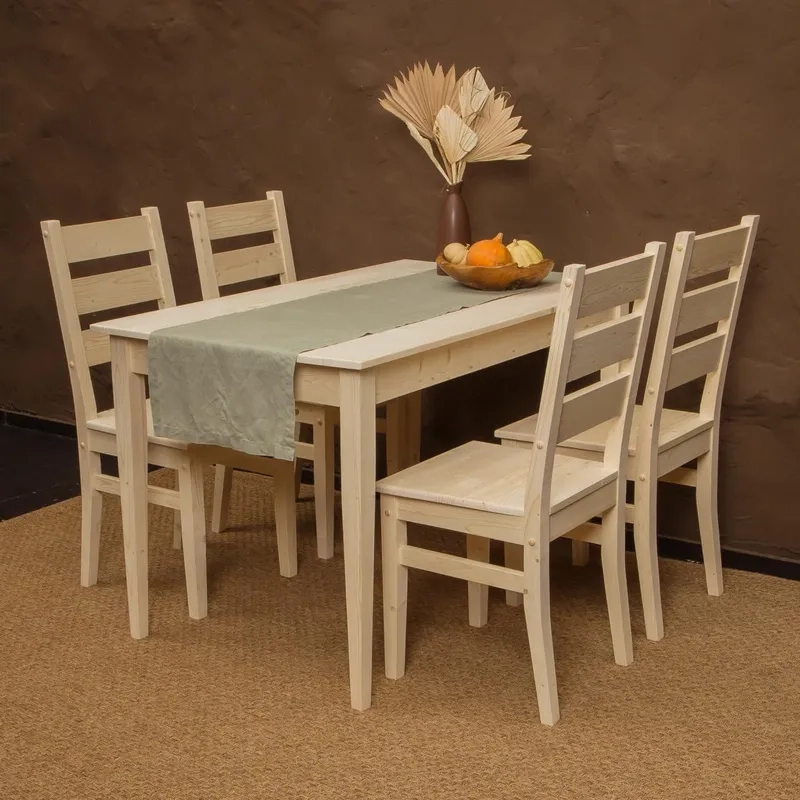 Bàn ăn gỗ ghế nệm êm tạo cảm giác thoải mái khi dùng bữa