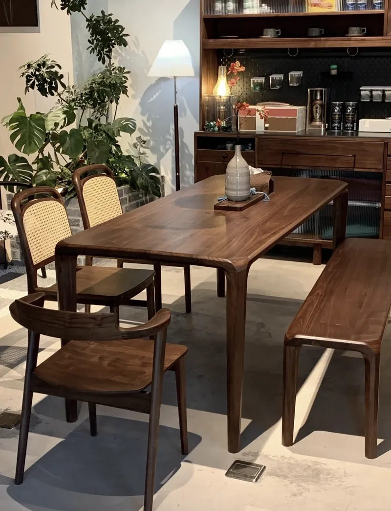 Bàn ăn gỗ óc chó trong nội thất phòng bếp hiện đại và tinh tế