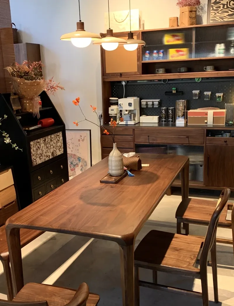 Ảnh bàn ăn gỗ óc chó cao cấp nổi bật từng chi tiết vân gỗ