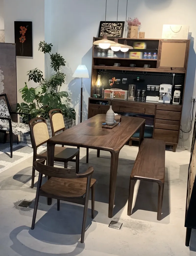 Bàn ăn gỗ óc chó phong cách hiện đại hài hòa mọi không gian