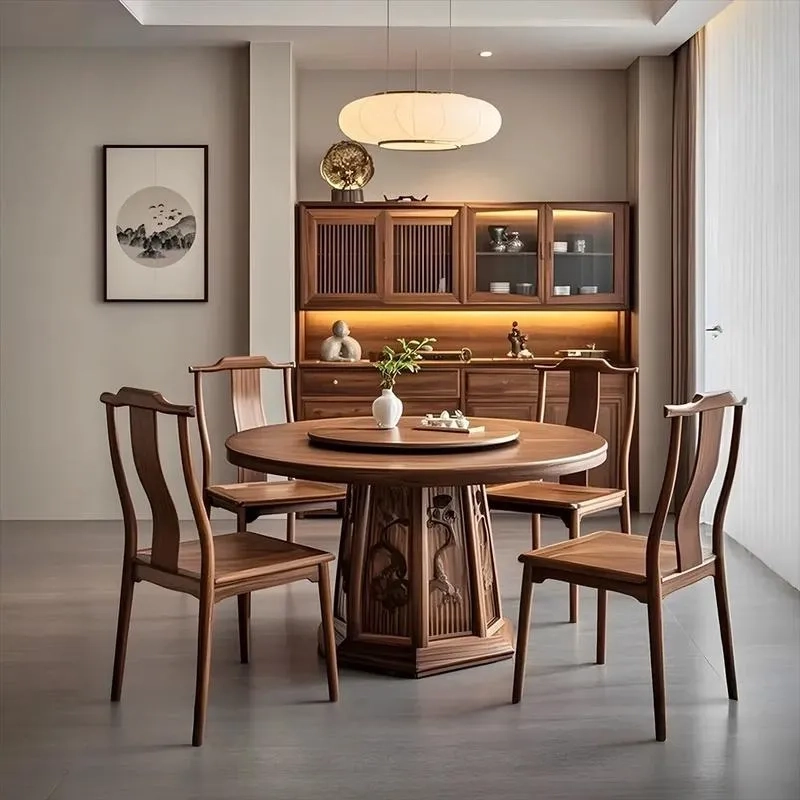 Góc chụp close‑up bàn ăn gỗ óc chó làm nổi bật từng đường nét