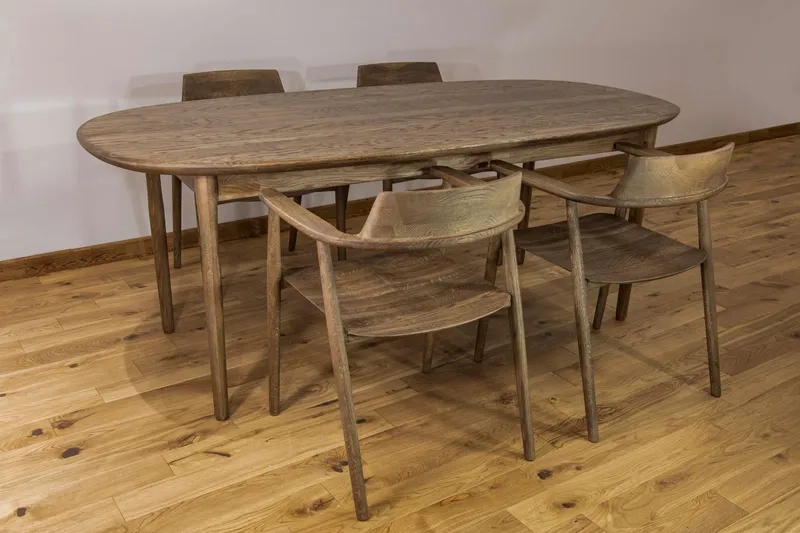 Cập nhật giá bàn ăn gỗ sồi năm 2026 hợp túi tiền