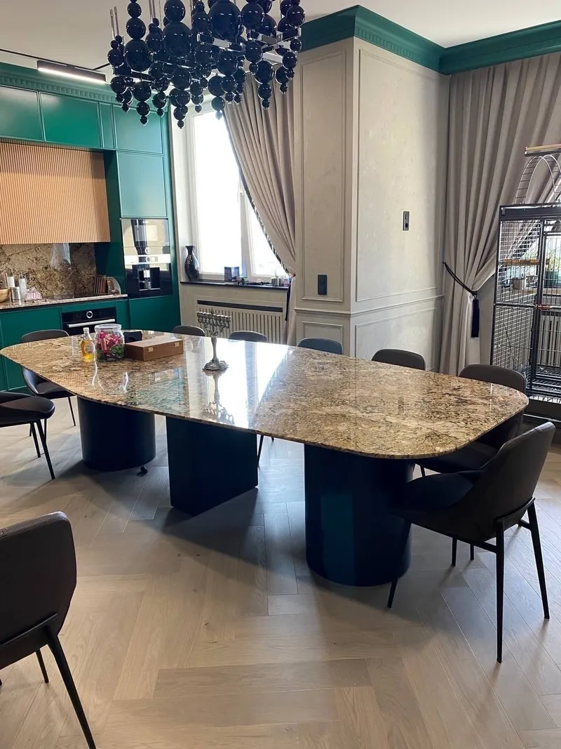 Bàn ăn đá cho không gian mở tạo cảm giác rộng rãi