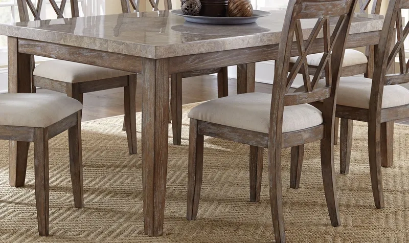 Kết hợp bàn ăn đá và ánh sáng tự nhiên giúp phòng bếp tươi sáng