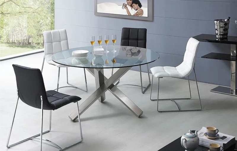 Bàn ăn kính kết hợp đèn thả trần tạo điểm nhấn sang trọng