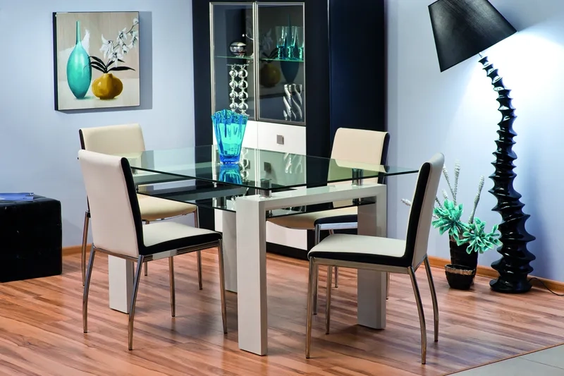 Bàn ăn kính kết hợp thảm trải sàn nâng tầm không gian phòng ăn