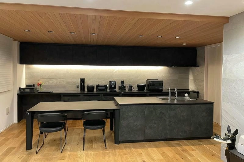 Mẫu bếp Indochine cuốn hút từ màu sắc đến chất liệu