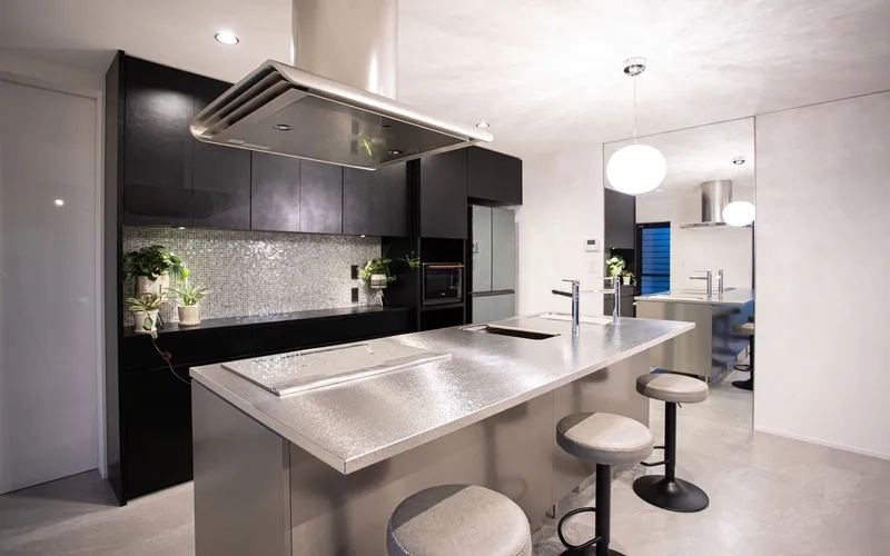 Phù hợp nhà nhỏ với đảo bếp có chậu rửa nhà nhỏ gọn gàng