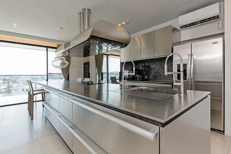 Không gian hiện đại với đảo bếp kết hợp bàn ăn hiện đại