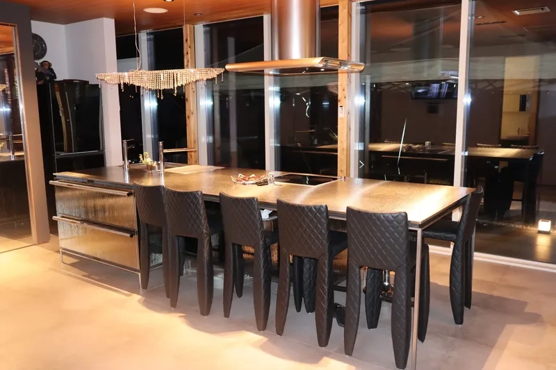 Sang trọng và tinh tế cùng đảo bếp kết hợp bàn ăn tân cổ điển