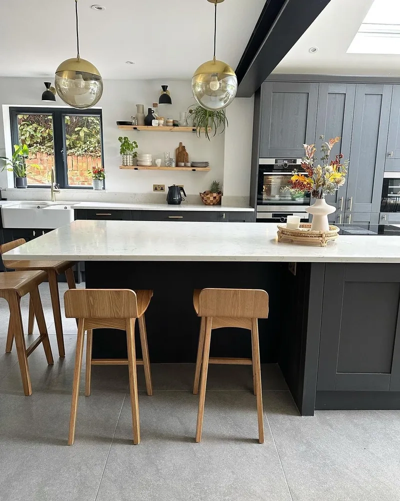 Không gian tiện nghi với đảo bếp kiêm quầy bar hiện đại