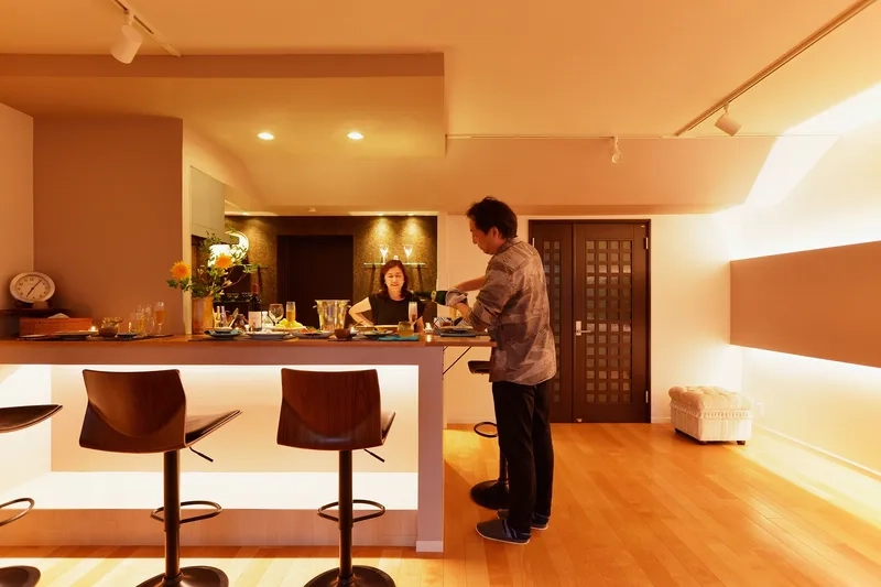 Trang trí tinh tế nhờ trang trí đảo bếp kiêm quầy bar hiện đại