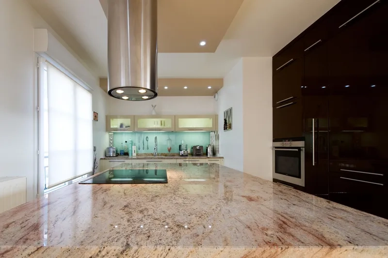 Sang trọng cổ điển với đảo bếp mặt đá tân cổ điển