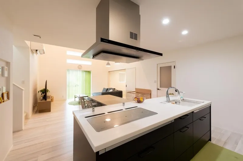 Tiện nghi đầy đủ nhờ đảo bếp mặt đá tiện nghi