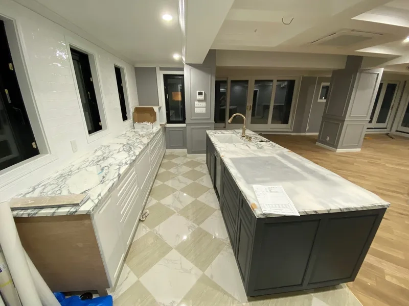 Kết hợp tinh tế với đảo bếp mặt đá kết hợp quầy bar