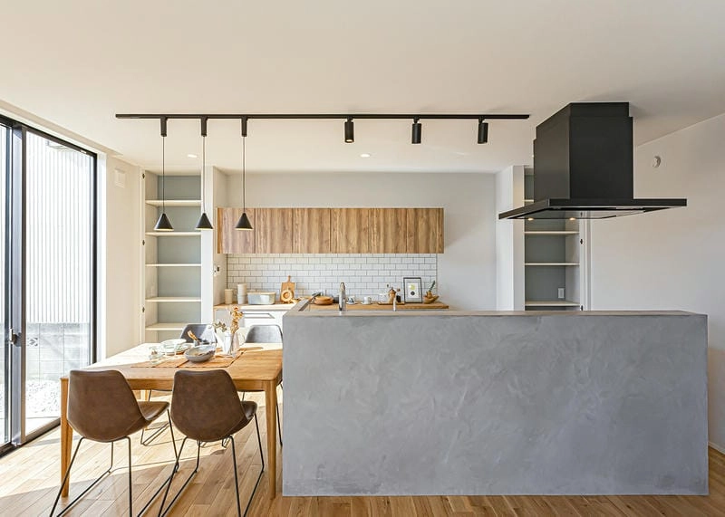 Đèn trần thả giúp bếp sáng và gọn gàng