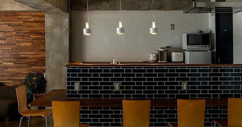 Giá đèn thả trần phù hợp nhiều căn bếp