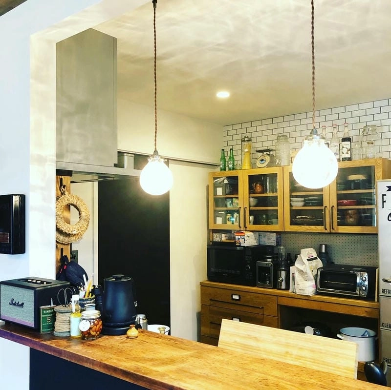 Đèn thả trần đẹp kết hợp ánh sáng bếp hài hòa