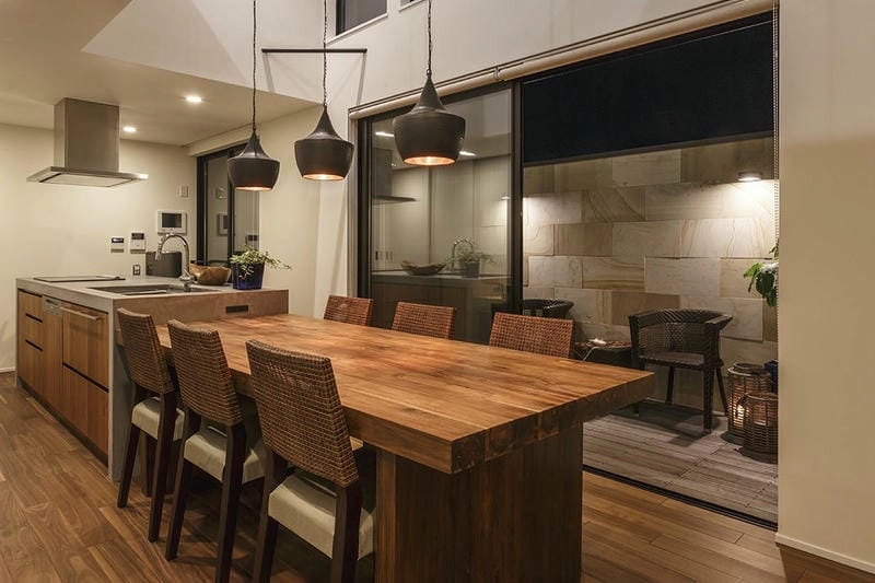 Đèn trang trí trần mang ánh sáng ấm cho bếp