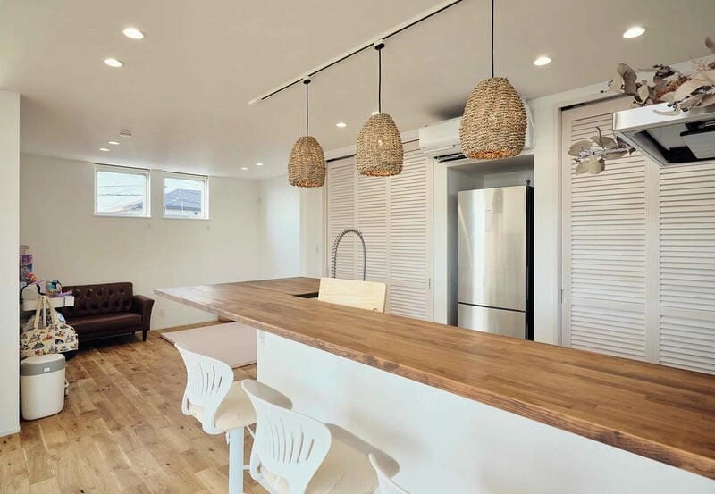 Đèn thả trần hiện đại giúp bếp thêm tinh tế