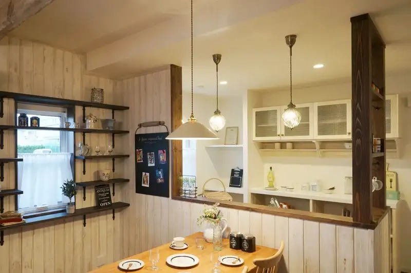 Đèn thả trần tạo điểm nhấn ánh sáng cho bếp