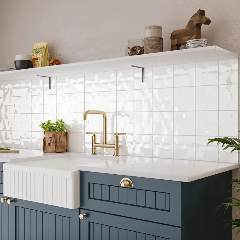 Gạch ốp bếp màu trắng bóng kiếng