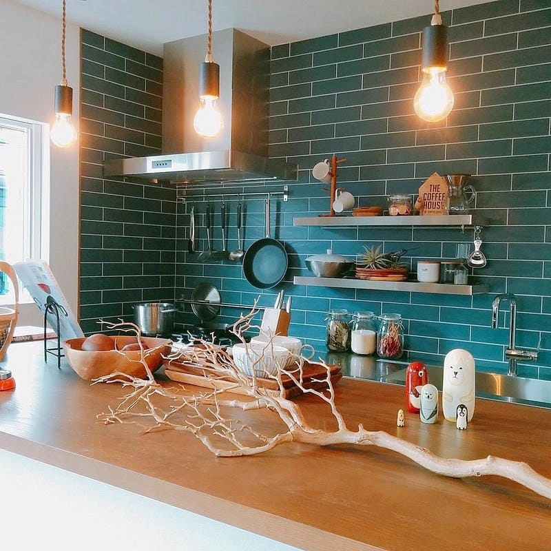 Gạch ốp tường bếp tạo không gian sạch đẹp hiện đại