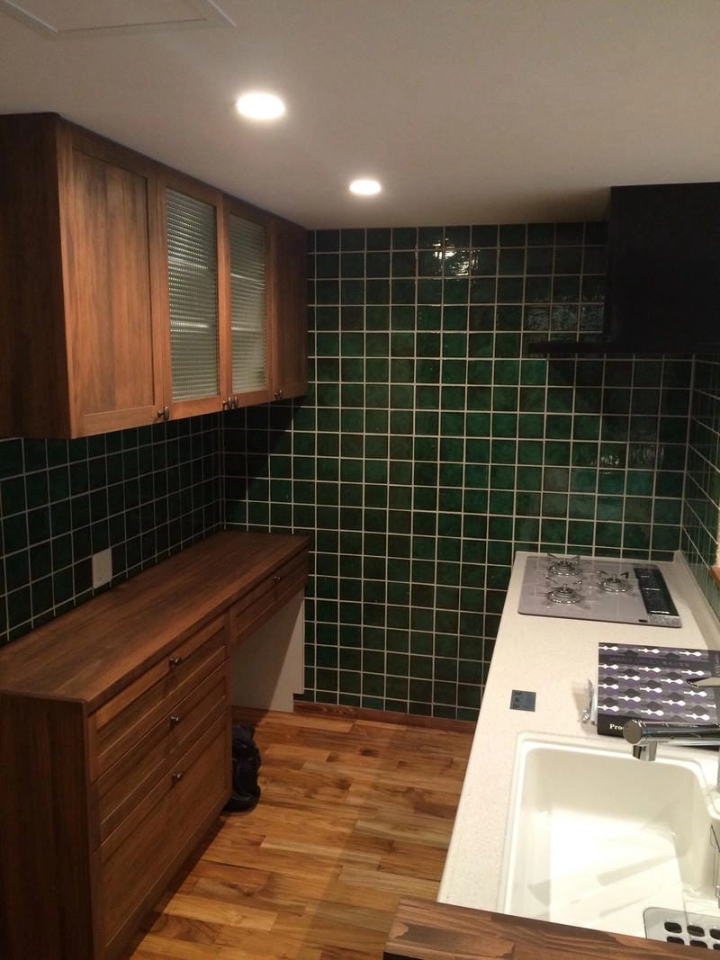 Cách phối màu gạch ốp tường bếp hài hòa