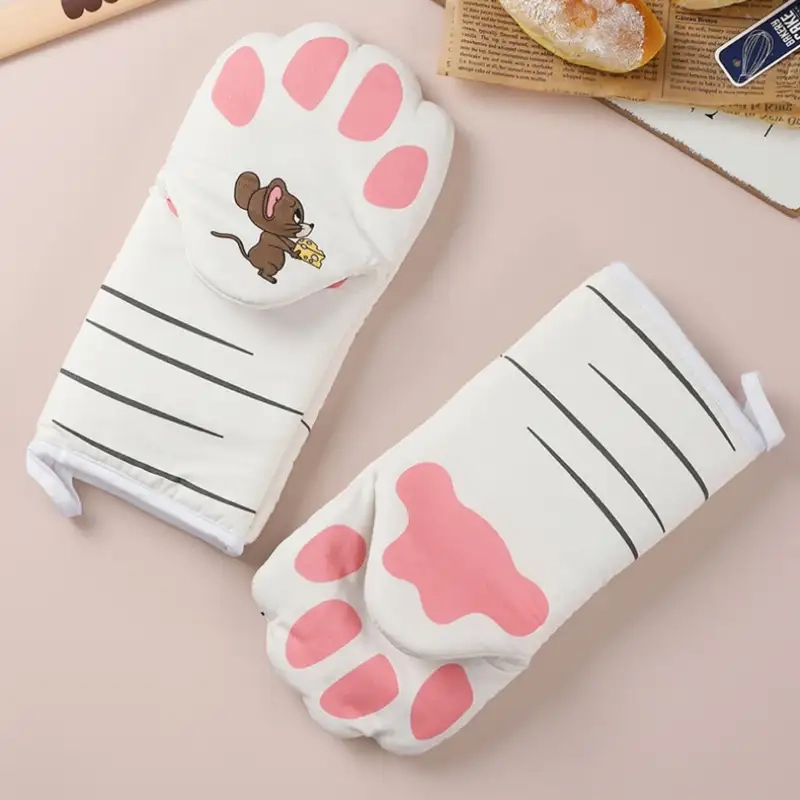 Găng tay chịu nhiệt an toàn khi nhấc nồi