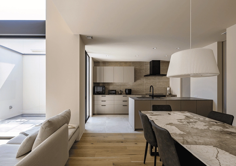 Thiết kế bếp chill hài hòa ánh sáng và màu sắc