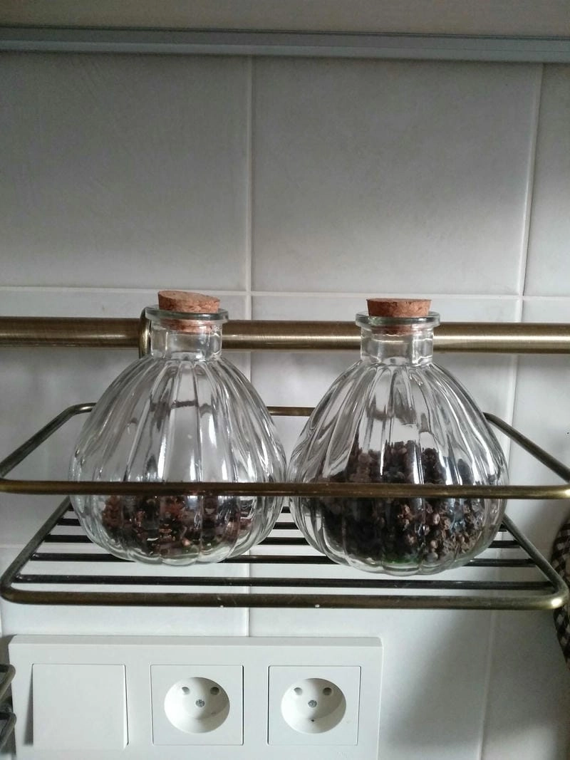 Hũ gia vị đẹp làm nổi bật không gian bếp