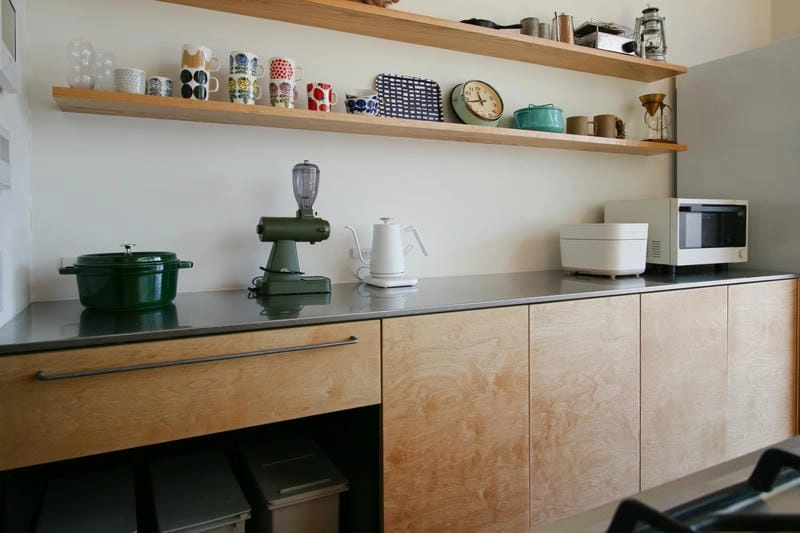 Kệ bếp gỗ mang vẻ đẹp mộc mạc tinh tế