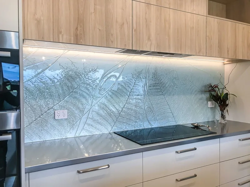 Kính ốp bếp hoa văn vân đá tự nhiên