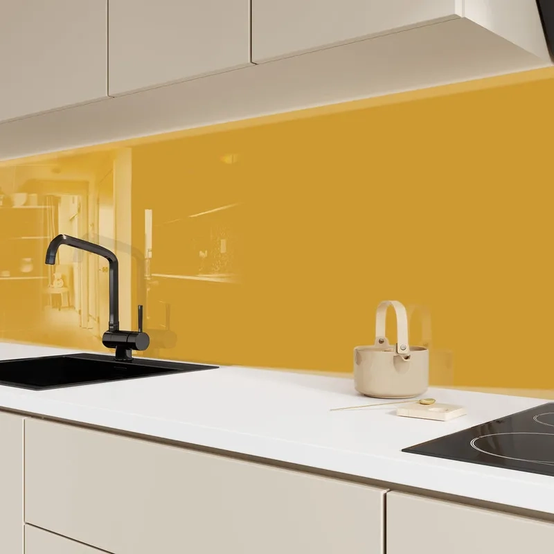 Sang trọng với kính ốp bếp màu vàng thư