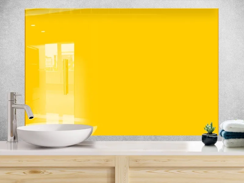 Không gian kính ốp bếp màu vàng nhạt