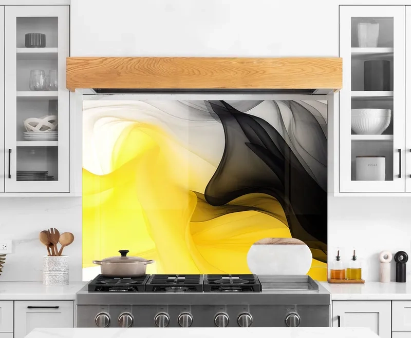 Kính ốp bếp màu vàng sữa dịu mắt