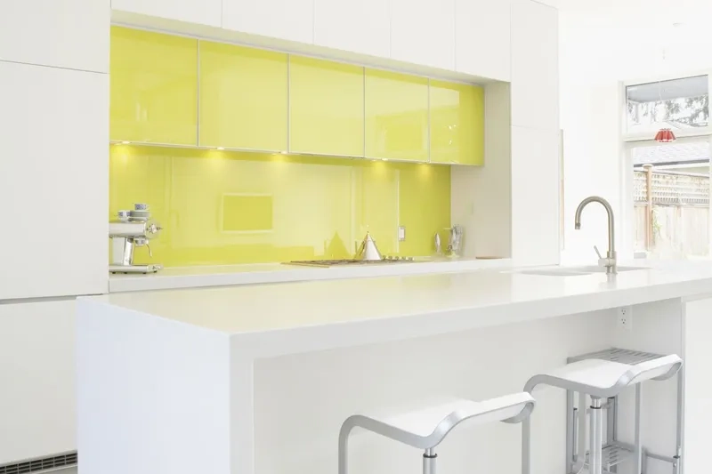 Kính bếp màu vàng nhạt tinh tế