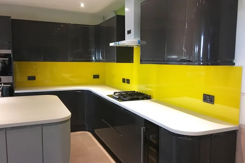 Hiện đại với kính ốp bếp màu vàng kem