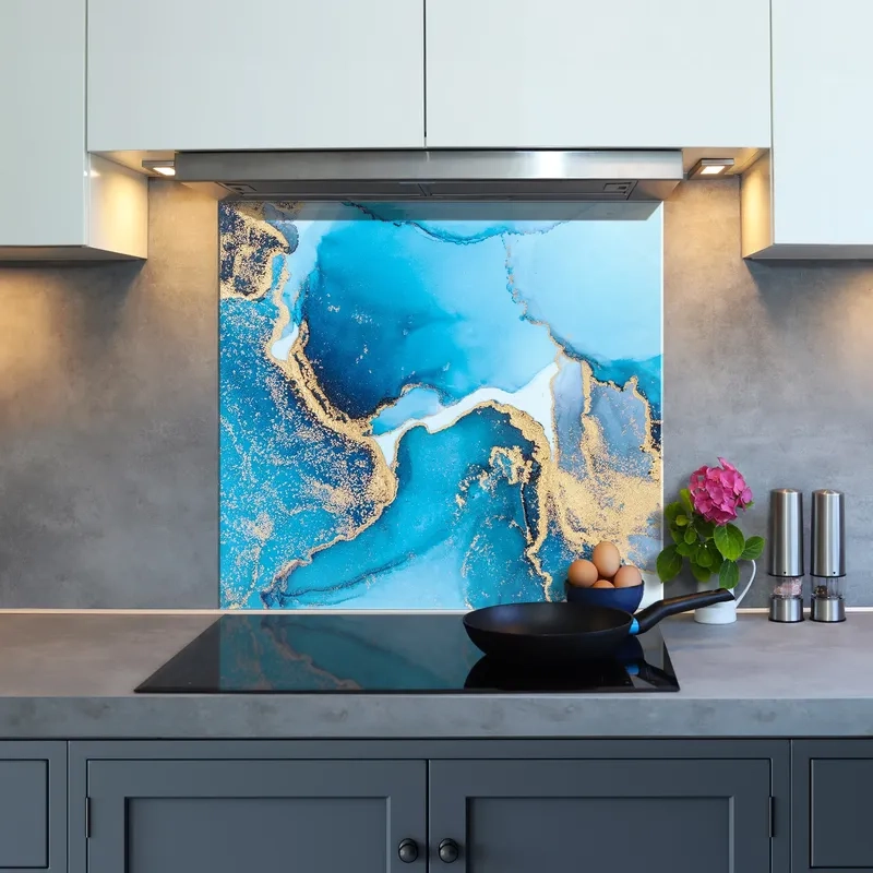 Kính bếp màu xanh nước biển sinh động