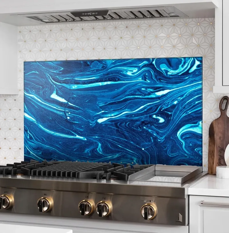 Ánh sáng trên kính bếp xanh dương