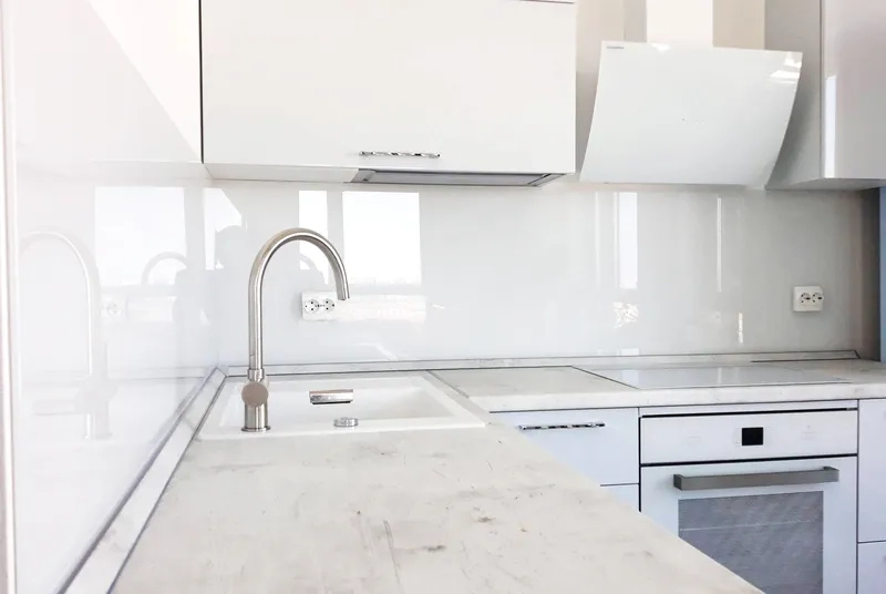 Tham khảo giá kính ốp bếp mới