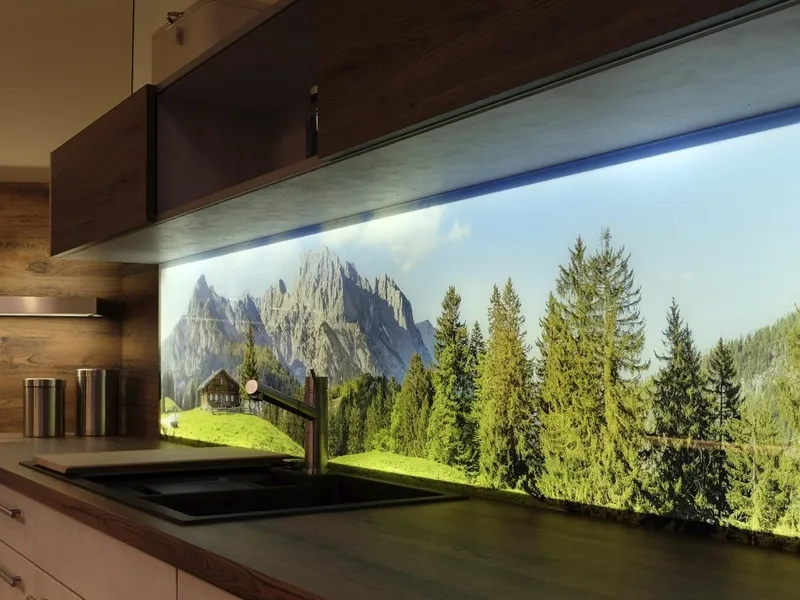 Mẫu kính màu ốp bếp trắng tinh