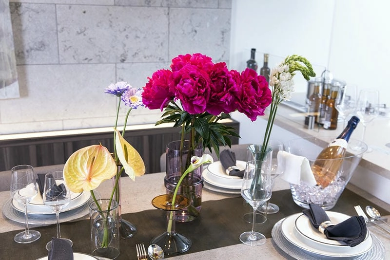 Lọ hoa để bàn ăn tạo điểm nhấn tinh tế