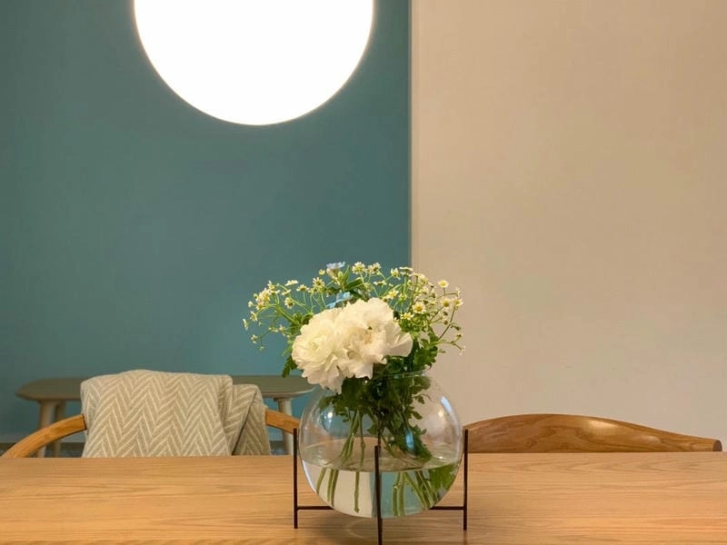 Hoa để bàn ăn giúp bàn ăn thêm sinh động