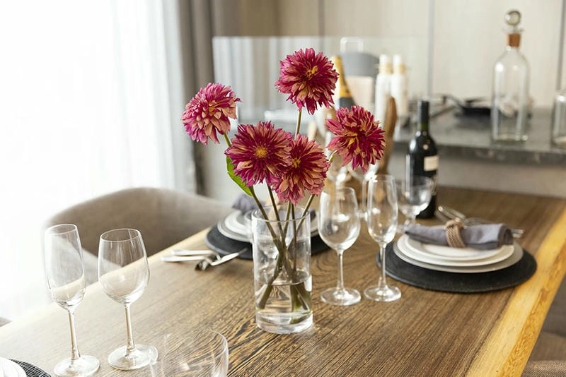 Lọ hoa trang trí bàn ăn tạo điểm nhìn cuốn hút